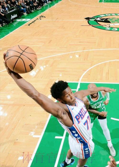 埃奇库姆全场9投3中，三分3中0得到11分5篮板4助攻3失误